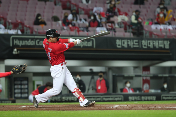 Choi Jeong of the SSG Landers hits his 400th career home run in a game against the Kia Tigers at Kia Champions Field in Gwangju on Tuesday. [YONHAP]