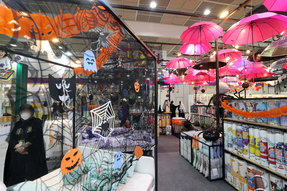 Visitors to the Seoul International Young Children Education & Care Expo look at Halloween-inspired baby products at Coex in southern Seoul, Wednesday. The event, which offers visitors various baby products and consultations about children education, runs until Oct. 23. [NEWS1]