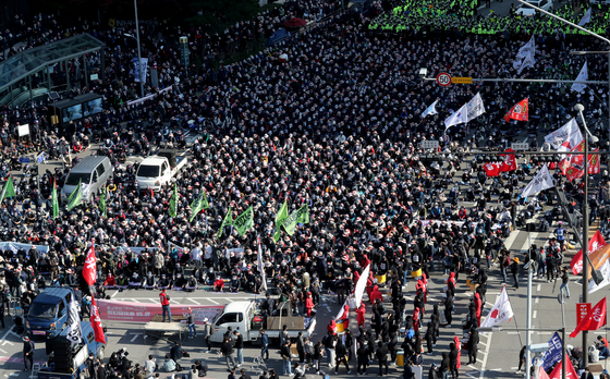 Members of the Korean Confederation of Trade Unions (KCTU) gather near Seodaemun Station in western Seoul, Wednesday, to demand better working conditions for contract workers and a more active dialogue with the government. [NEWS1]