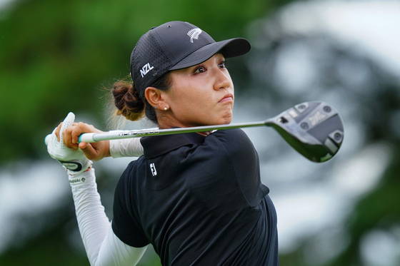 New Zealand's Lydia Ko watches her drive from the 1st tee in round 4 of the women's golf individual stroke play during the Tokyo 2020 Olympic Games at the Kasumigaseki Country Club in Kawagoe on August 7. [AFP/YONHAP]