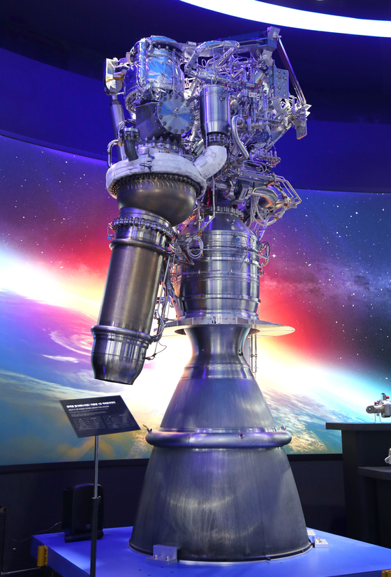Hanwha Aerospace's 75-ton liquid rocket engine is on display, which is part of the Nuri satellite launch vehicle. [HANWHA AEROSPACE]