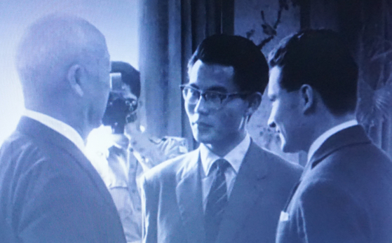 Hungarian students at the Kyongmudae residence. President Syngman Rhee is on the left, and the former North Korean student, Zang Tae, is in the middle. He served as the Korean-Hungarian interpreter. (Capture from the archive newsreel Daehan News.)