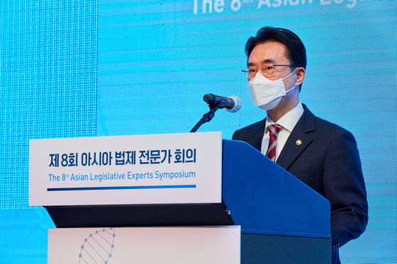 Government Legislation Minister Lee Kang-seop speaks during the 8th Asian Legislative Experts Symposium at Millennium Hilton Seoul in Jung District, central Seoul, on Nov. 25, 2020. [MINISTRY OF GOVERNMENT LEGISLATION]