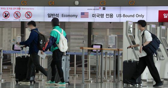 People pass a check-in counter at Incheon International Airport on Tuesday. [NEWS1]