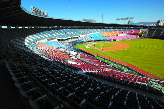 Jamsil Baseball Stadium in southern Seoul stands empty on Sunday, before fully-vaccinated fans were permitted to reenter baseball stadiums. [NEWS1]