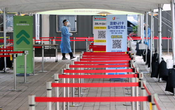 A temporary Covid-19 screening clinic in front of City Hall in Jung district, central Seoul, is having a slow day on Tuesday. As the nation's vaccination rate rises and the number of daily new cases steadily declines, Korea's fourth wave of the pandemic is nearing an end. [YONHAP]