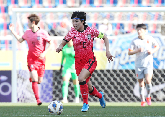 Ji So-yun plays the ball in the first leg of a Tokyo Olympics qualifier against China at Goyang Stadium in Goyang, Gyeonggi on April 8th. [NEWS1]