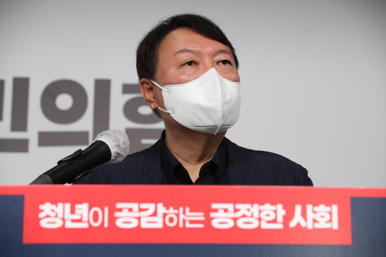 Former Prosecutor Yoon Seok-youl, the presidential frontrunner of the opposition People Power Party, on Thursday announces his policies for the young if elected. [LIM HYUN-DONG]