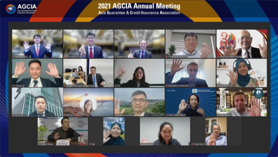 Participants at the annual meeting of the Asia Guarantee and Credit Insurance Association held online on Thursday pose for a photo. Yoo Kwang-yeol, president of the Asia Guarantee and Credit Insurance Association, is shown at the top left. [SEOUL GUARANTEE INSURANCE]