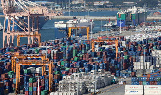 Containers are stacked at the Pyeongtaek Port in Gyeonggi on Oct. 14. [NEWS1]