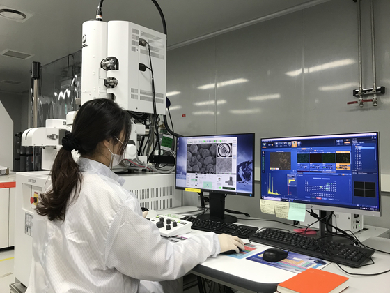 A researcher at Hanwha Q Cells studies tandem solar cells at the company's R&D center in Pangyo, Gyeonggi. [Hanwha Q Cells]