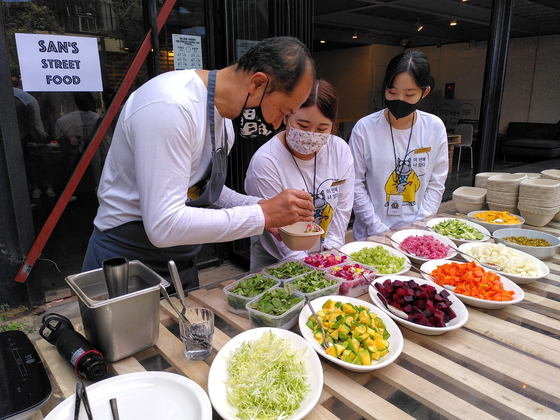 Sang Hoon Degeimbre, chef and owner of L’Air Du Temps, prepares dishes at the Belgian culture festival in Seoul on Thursday. [EMBASSY OF BELGIUM IN KOREA]