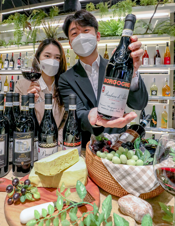 Models pose with wine at a Hyundai Department Store. The department store chain is holding a wine fair at its 16 branches across the country until Oct. 31. Some 500,000 bottles of wines will be on sale. [HYUNDAI DEPARTMENT STORE]