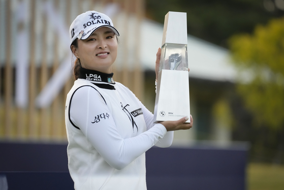 Ko Jin-young displays the trophy after winning the final round of the BMW Ladies Championship at LPGA International Busan in Busan on Sunday. [AP/YONHAP]
