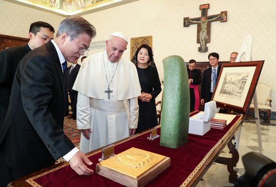 Korean President Moon Jae-in, left, meets with Pope Francis at the Vatican on Oct. 18, 2018. Moon kicks off a nine-day trip to Europe Thursday, which includes a visit to the Vatican Friday. [YONHAP]