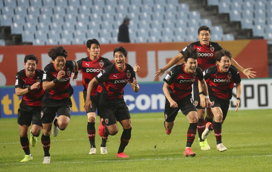 The Pohang Steelers celebrate after beating Ulsan Hyundai in a penalty shootout in the semifinal of the AFC Champions League at Jeonju World Cup Stadium in Jeonju, North Jeolla on Wednesday. [YONHAP]