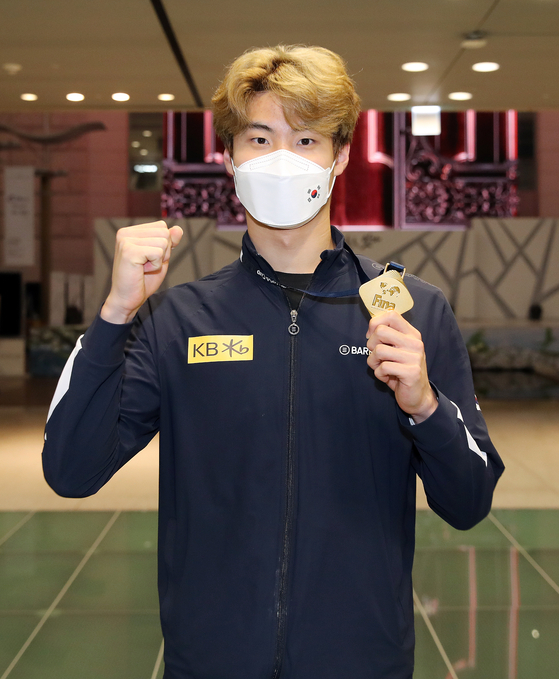 Hwang Sun-woo poses with his first international gold medal at Incheon International Airport on Sunday after returning from the Doha, Qatar leg of the FINA Swimming World Cup 2021. [NEWS1]