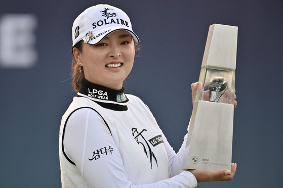 구진영이 1일 부산 LPGA 인터내셔널 부산에서 열린 BMW 여자 챔피언십 결승전에서 우승한 뒤 트로피를 보여주고 있다. [AFP/YONHAP]