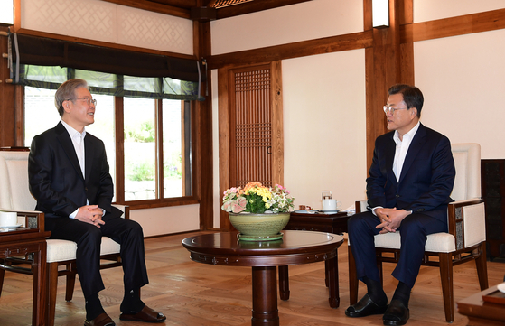 Lee Jae-myung, the presidential candidate for the ruling Democratic Party (DP), left, holds a meeting with President Moon Jae-in at the Blue House in central Seoul on Tuesday. [YONHAP]