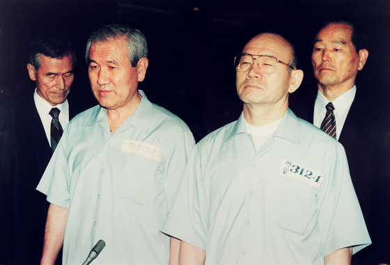Former presidents Roh Tae-woo, left, and Chun Doo Hwan appear in court on Dec. 12, 1996 to hear the verdict on the charges against them for their role in the suppression of the Gwangju pro-democracy uprising. [YONHAP]