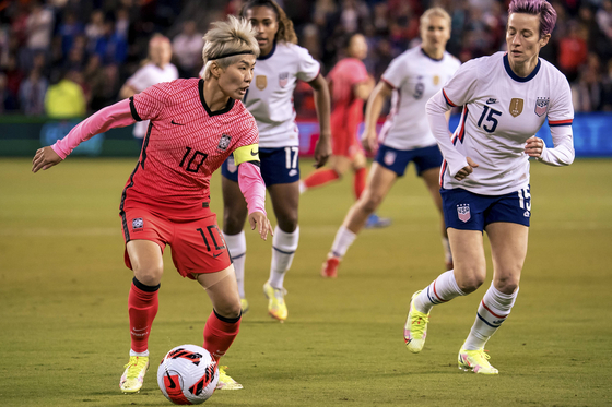 Korea's Ji So-yun takes the ball away from Megan Rapinoe of the United States during the first half of a friendly at Children's Mercy Park in Kansas City, Kansas on Thursday. [AFP/YONHAP]