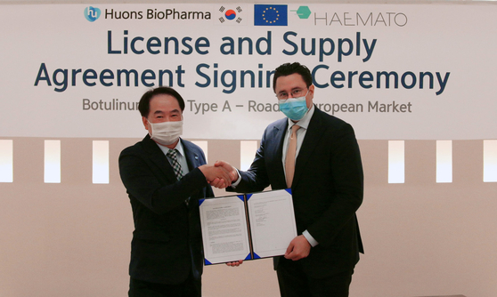 Kim Yeong-mok, left, CEO of Huons BioPharma and Patrick Brenske, CEO of Haemato Pharm, pose for a photo after signing a supply deal on Monday at the Huons headquarters in Pangyo, Gyeonggi. [HUONS BIOPHARMA] 