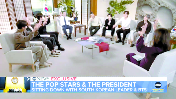 Flanked by members of BTS, President Moon Jae-in appears on ABC’s Good Morning America, Sept. 24, on the sidelines of a UN General Assembly meeting. [AP/YONHAP]