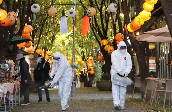 Health authorities disinfect the streets of Giheung District, Gyeonggi, on Wednesday, ahead of Halloween. [NEWS1]