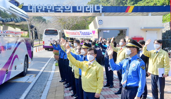 Officials from Korea’s Justice Ministry and Coast Guard wave their hands on Wednesday to welcome Afghans, who were evacuated from Kabul to Seoul in late August, to the Korea Coast Guard Academy based in Yeosu, South Jeolla — their new shelter for the next four months. The 391 Afghans were relocated from the National Human Resources Development Institute in Jincheon, North Chungcheong, to the new shelter in Yeosu, where they will participate in programs such as language classes and job search mentoring to help them adjust to life in Korea. The group of Afghan citizens are those who in recent years have worked with the Korean government — be it on development and reconstruction projects in rural areas, in joint medical operations or at the Korean embassy — and their relatives. [JOINT PRESS CORPS]