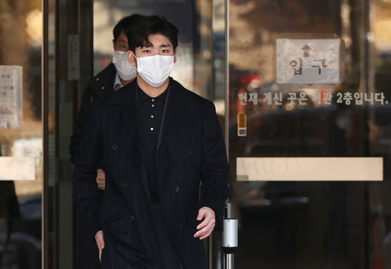 Lim Hyo-jun, a 2018 Pyeongchang Winter Olympics gold medalist, chose to naturalize as a Chinese citizen and continue his career as a player for the Chinese short track team. The photo shows Lim leaving the court after being acquitted in the second trial held at the Seoul Central District Court in Seocho-gu on Nov. 27, 2020. [YONHAP]