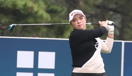 Jang Ha-na plays her shot on the first day of the BMW Championship in LPGA International Busan in Busan on Thursday. [NEWS1]