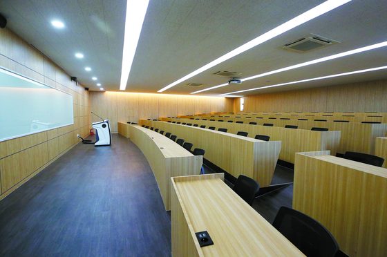  A lecture hall at a provincial university is left unused for the school year as some classes have been canceled due to a lack of students. For the spring semester of 2021, 162 out of 339 universities were unable to fulfil their student quotas, according to the Ministry of Education. [YONHAP]