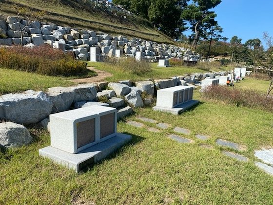 The cemetery park pictured here in Gunwi County, North Gyeongsang, will begin construction next month to create around 500 burial plots for Daegu Catholic University’s major donors and their spouses in honor of their sizable donations. [DAEGU CATHOLIC UNIVERSITY]
