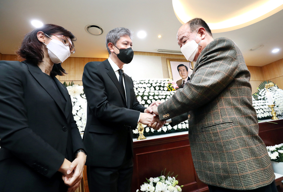 Park Nam-son, right, who headed the situation room run by pro-democracy protesters at the South Jeolla provincial government office in May 1980, offers his condolences to Roh's daughter Roh So-young and son Roh Jae-hyun at former president Roh Tae-woo's funerary altar at Seoul National University Hospital on Wednesday. [PRESS POOL]