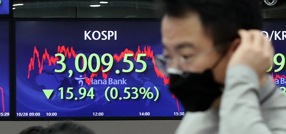 A screen at Hana Bank's trading room in central Seoul shows the Kospi closing at 3,009.55 points on Thursday, down 15.94 points, or 0.53 percent, from the previous trading day. [NEWS1] 