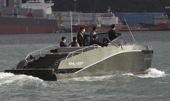 The Hydrogenia hydrogen powered boat plies the waters near Jangsaengpo Port, Nam District, Ulsan, on Thursday. The ship was developed in an area that was designated as one of the four test-bed cities for hydrogen renewable energy in 2019. [NEWS1]