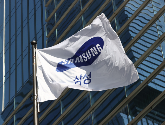 Samsung Electronics reported record sales and near-record profit in the third quarter thanks to rising demand for its cash cow semiconductors, the company said in an earnings report on Thursday. [YONHAP]