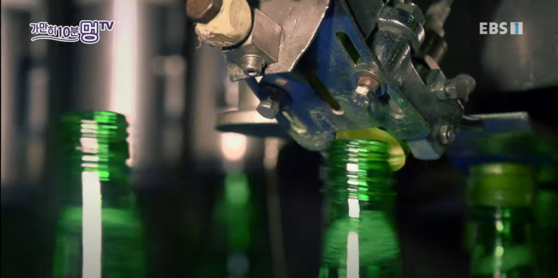 A scene from EBS's “10 Minutes’ Nothingness” shows machines manufacturing soju bottles. [SCREEN CAPTURE]