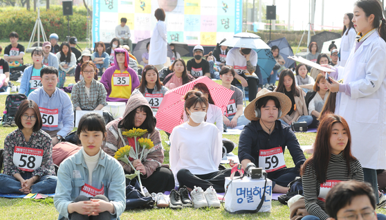 Contestants space out at the 2019 International Space-Out Competition at the Han River Park in Jamwon, southern Seoul. [JOONGANG PHOTO]