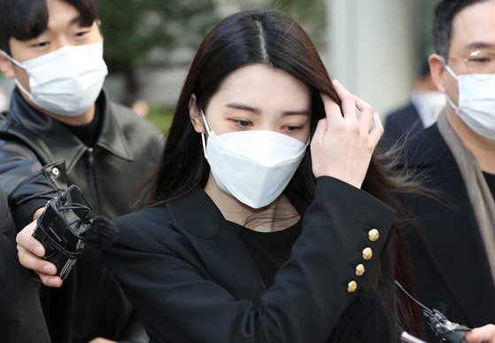 Actor Lizzy leaves the Seoul Central District Court in southern Seoul after her sentencing on Thursday. [YONHAP]