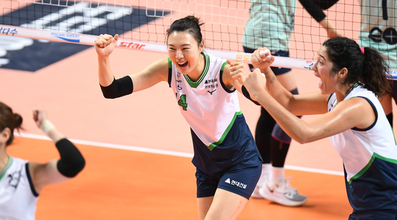 Yang Hyo-jin, center, celebrates with her teammates after scoring against GS Caltex Seoul Kixx at Jangchung Gymnasium in central Seoul on Wednesday. [KOVO]