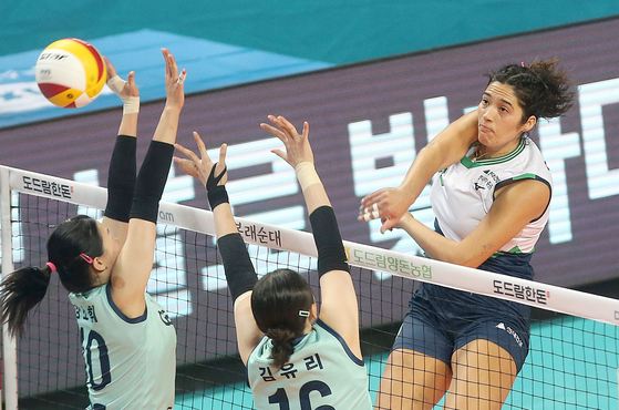 Yassmeen Bedart-Ghani of Hyundai Hillstate, right, attacks during a the match against GS Caltex Seoul Kixx at Jangchung Gymnasium in central Seoul on Wednesday. [YONHAP]