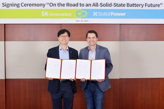 Dr. Lee Seong-jun, CTO of SK Innovation, left, and Solid Power CEO Doug Campbell pose after signing a partnership on Thursday at SK Innovation's research center in Daejeon. [SK INNOVATION]
