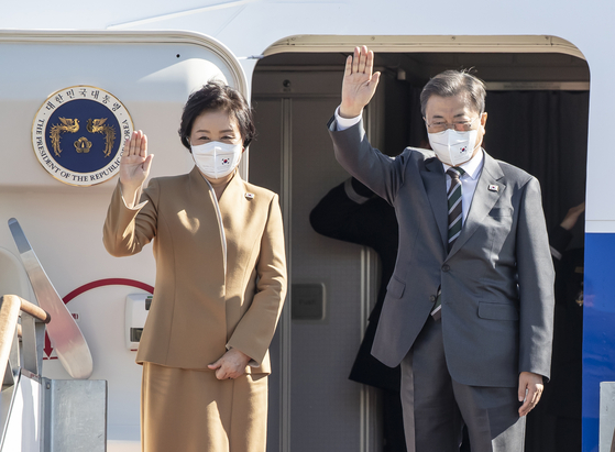 President Moon Jae-in, right, and first lady Kim Jung-sook leave for Italy on Thursday to attend the G20 summit in Rome, the first leg of his visits to Italy, Britain and Hungary. [NEWS1]