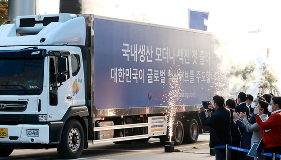 Trucks carrying 2.43 million doses of Moderna vaccines packaged by Samsung Biologics leave the Korean biopharmaceutical firm's plant in Songdo, Incheon, for domestic use on Thursday. The biotech unit of Samsung Group signed a "fill-and-finish" bottling contract with the U.S. drugmaker in May. [NEWS1]