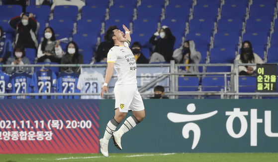 Lee Jong-ho celebrates after scoring the opening goal for Jeonnam Dragons in an FA Cup semifinal match against Ulsan Hyundai at Ulsan Munsu Football Stadium in Ulsan on Wednesday. [NEWS1]