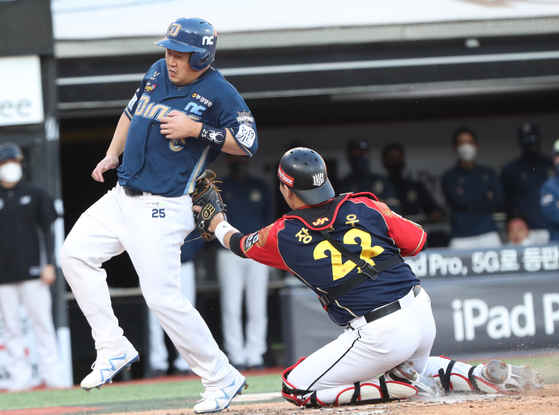 NC Dinos captain Yang Eui-ji is tagged out at the top of the sixth inning in a game against the KT Wiz at Suwon KT Wiz Park in Suwon, Gyeonggi on Thursday. [NEWS1]
