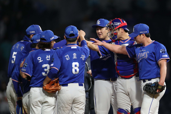 The Samsung Lions celebrate after beating the NC Dinos 11-5 at Changwon NC Park in Changwon, South Gyeongsang on Saturday. The Lions finished the 2021 KBO regular season tied for first place with the KT Wiz, and will play a tiebreaker on Sunday. [YONHAP]