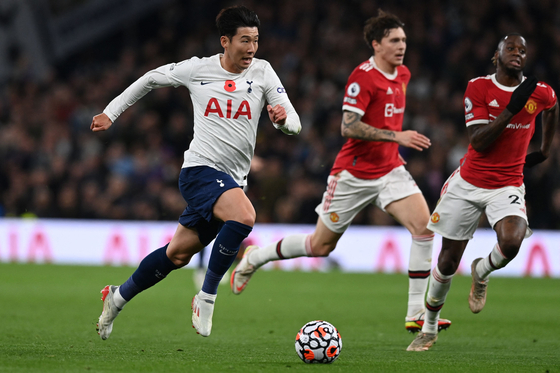 Tottenham Hotspur's striker Son Heung-Min runs with the ball during a Premier League match against Manchester United at Tottenham Hotspur Stadium in London, on Saturday.[AFP/YONHAP]