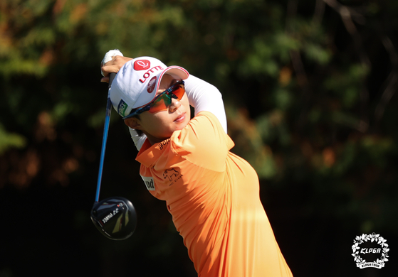 Kim Hyo-joo tees off on the fourth hole of the SK Networks Seokyung Ladies Classic at the KLPGA Tour at Pinx Golf Club in Seogwipo, Jeju on Sunday. [KLPGA]